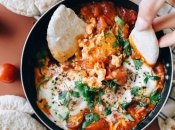 Быстрый вариант завтрака: яичница по-арабски от Евгения Клопотенко (видео) 