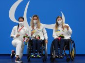 Елизавета Мерешко (по центру) с золотой медалью на Паралимпиаде в Токио, слева - американка Элизабет Маркс, справа - украинка Анна Гонтарь