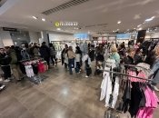 В магазинах полно людей