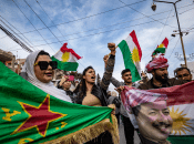 Сирийские курды во время демонстрации в северо-восточном городе Камышлы 14 марта 2025 года