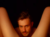 Солист Latexfauna в эротическом треке делает девушке кунилингус