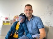 Мальчик носит специальную маску, которую еще год нельзя снимать ни днем, ни ночью