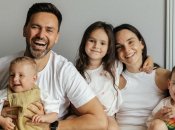 Тимур и Инна Мирошниченко с дочерью Мией и сыновьями Марком и Марселем