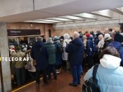 Натовпи людей у метро