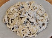 Паста з куркою та грибами