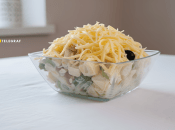 Гости точно оценят салат с копченым мясом и ананасом