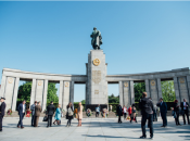 Возложение цветов к мемориалу в Тиргартене