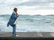 Дівчина біля моря