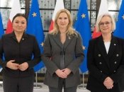 Елена Кондратюк (в центре) с вице-спикерами Сейма Польши Доротой Недзеля и Моникой Велиховской