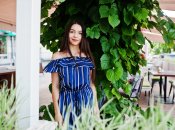 Сукня зі спущеними плечима обов'язкова в літньому гардеробі 2024