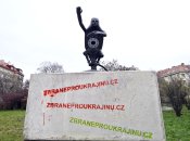 Памятник путину в Праге