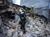 Спасатели разбирают завал