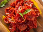 Такие помидоры являются очень вкусным дополнением к блюдам (изображение создано с помощью ИИ).