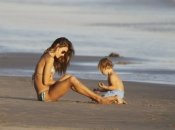 Немного солнца: Алессандра Амброссио с детьми в Малибу (ФОТО)