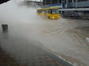 В Киеве прорвало трубу, улицу залило кипятком