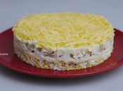 Слоеный салат с тунцом гости сметут со стола за 5 минут