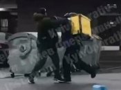 "Нова послуга Glovo": у Києві кур’єр відправив у нокаут перехожого (відео)
