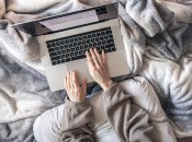 Не можна класти ноутбук на ковдру