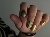 Манікюр із золотистим відтінком стає ідеальним рішенням