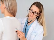 Жінка на прийомі у лікарки