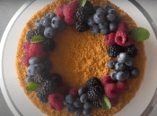 Аппетитный медовик, перемазанный сметанным кремом