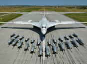 Рашистский Ту-160 с арсеналом ракет типов Х-101 и Х-555