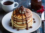 Эти панкейки станут отличным вариантом завтрака (изображение создано с помощью ИИ)