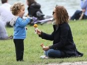 Натали Портман с сыном и мужем в Версальском дворце (ФОТО)