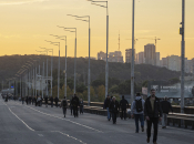 Люди пешком переходят мост после атаки РФ