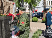 Букеты к памятникам кладут очень скромные