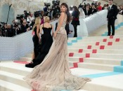 Эмили Ратаковски в платье с заниженной талией демонстрирует один из главных трендов 2024 года