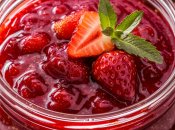 Клубничное варенье с пикантной ноткой алкоголя никого не оставит равнодушным (изображение создано с помощью ИИ)