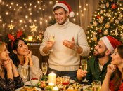 Чоловік виголошує тост