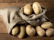 Картоплю краще зберігати у мішку