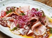 Німецький салат із ковбаси та цибулі