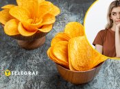 Девушка и картофельные снеки