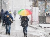 Люди идут по улице