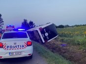 Автобус упал на обочину поля с подсолнухами