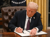 Дональд Трамп подписывает документ