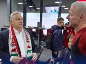 Шарф, одетый в Орбан, имел карты исторического региона, который часто называют термином "Великая Венгрия"