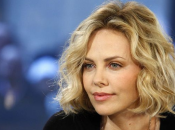 «Ты словно должна все уметь от рождения»: Шарлиз Терон о трудностях материнства