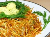 Салат с жареной картошкой "Гнездо глухаря"