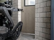 Дрон от Telerob открывает дверь