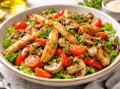 Салат з куркою, грибами та овочами