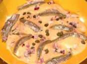 Яйца под соусом с кильками и каперсами