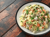 Заправьте блюдо домашним майонезом