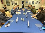 На встрече присутствовали члены Сената и Палаты представителей Конгресса США.