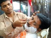 "Голитися" или "бритися"