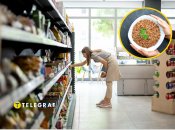 Жінка у бакалійному відділі магазину