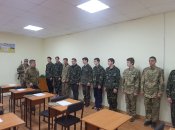 У багатьох навчальних закладах курс "Захист України" викладають по-старому